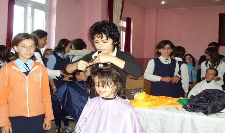 Öğrencilere Saç Bakımı - Samsun’un Bafra İsmail Ahıskalı Mesleki Eğitim Merkezi öğrencileri, Bafra Aktekke Yatılı İlköğretim Bölge Okulu'ndaki (YİBO) 80 öğrencinin saç bakımını yaptı.