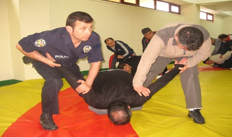 Polis Savunma Taktikleri Temel Eğitim Kursu - Polisin suçla mücadele etkinliğini artırmak amacıyla 4 ilçeden katılan 196 polise, 'Polis Savunma Taktikleri Temel Eğitim Kursu' verildi. Bafra İlçe Emniyet Müdürlüğü'nde ve İlçe Kapalı Spor Salonu'nda 04 Şubat-21 Mart 2008 tarihleri arasında 7 hafta süreyle yapılan kursta, Emniyet Genel Müdürlüğü Hizmetçi Eğitim Yönetmenliği'nin 24. Maddesi gereğince 'suçlu taşıma teknikleri, cop kullanma, yakalama, kelepçeleme ve arama, göz yaşartıcı sprey kullanımı' konuları teorik ve pratik olarak gösterildi.