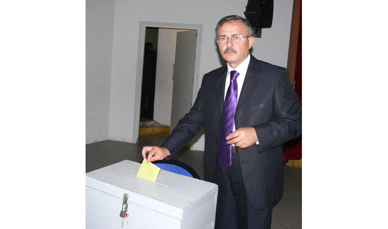 Bilal Mürtezaoğlu Güven Tazeledi Bbp Bafra İlçe Kongresi'ndeMevcut Başkan Bilal Mürtezaoğlu, Yeniden Seçilerek Güven Tazeledi - Samsun'un Bafra ilçesinde, Büyük Birlik Partisi (BBP) Bafra İlçe Teşkilatı 6. Olağan Kongresi yapıldı. Tek liste ile seçime giren mevcut başkan Bilal Mürtezaoğlu, tekrar seçilerek güven tazeledi.