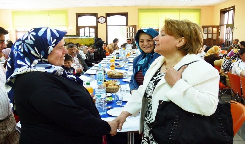 Bafra Belediyesi'nden Anneler Günü Yemeği - Samsun'un Bafra ilçesinde belediye tarafından  Engelliler Şöleni programı kapsamında, Anneler Günü dolayısıyla yemek verildi.