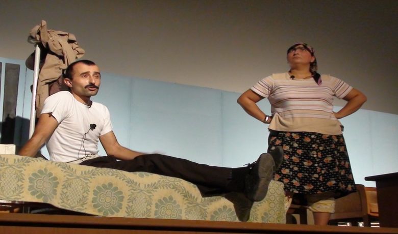 Bafralı TiyatrocularProfesyonel Oyuncuları Aratmadı - Bafra Kültür ve Yardımlaşma Vakfı (BAKAV) Tiyatro Kulübü'nün organize ettiği 'Seferi Ramazan Bey'in nafile dünyası' isimli oyun amatör tiyatrocular tarafından sahnelendi.