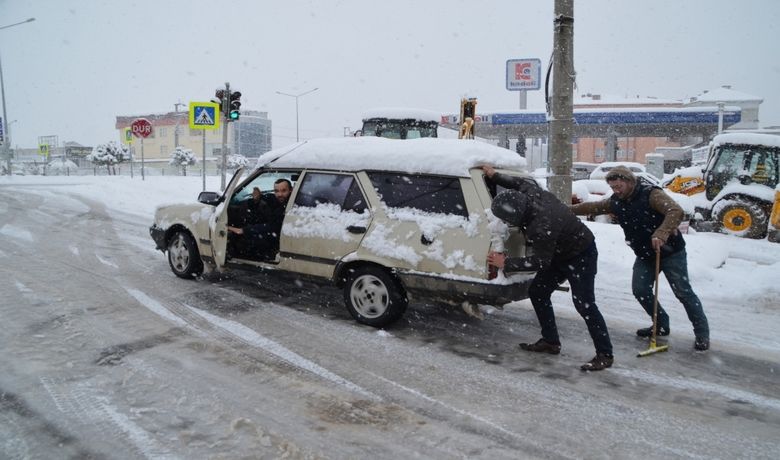 Bafra'da Sürücülerin Karla İmtihanı Yoğun KarYağışı Ve Buzlanma Sürücülere Zor Anlar Yaşattı - Samsun’un Bafra ilçesinde 2 gündür aralıklarla devam eden yoğun kar yağışı ve buzlanma sürücülere zor anlar yaşattı.