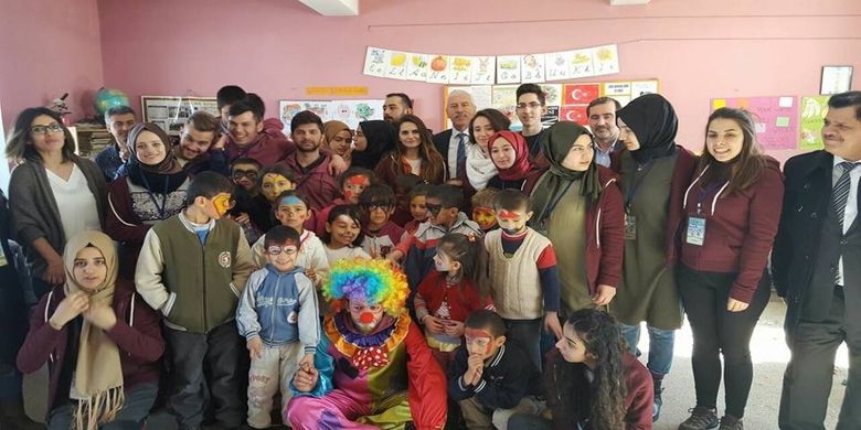 Tuzla Belediyesi HayalAğacı Projesi Gönüllüleri Alaçam'da - İstanbul Tuzla Belediyesi Gençlik Merkezi Hayal Ağacı Projesi kapsamında gönüllü üniversite öğrencileri, Türkiyenin farklı illerinden okullar belirleyerek bu okulların bazı ihtiyaçlarını karşılıyor