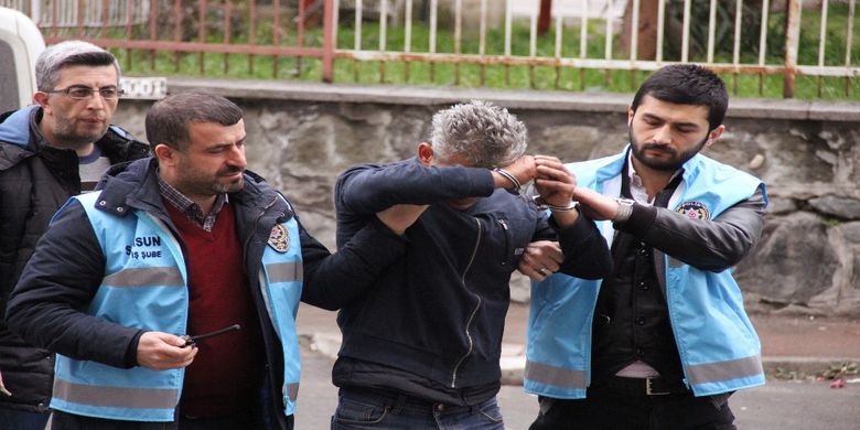 Samsun'da 8 İş YerindenHırsızlık Yapan 2 Kişi Yakalandı - Samsunda 2 ay içinde 8 ayrı iş yerinden geceleyin hırsızlık yaptıkları iddia edilen 2 kişi, polisin takibi sonucu yakalandılar