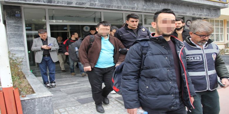 Samsun'da Fetö'den 21 Kişi Adliyeye Sevk Edildi - Samsunda Fetullahçı Terör Örgütü/Paralel Devlet yapılanması (FETÖ/PDY) soruşturması kapsamında 5 gün önce gözaltına alınan 21 kişi adliyeye sevk edildi