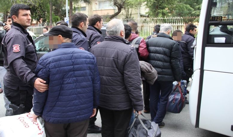 Samsun'da Fetö'den 3 Kişi Tutuklandı - Samsun'da kapatılan Kimse Yok mu Derneği'ne düzenlenen FETÖ operasyonunda gözaltına alınarak adliyeye sevk edilen 18 kişiden 3'ü tutuklanırken, 15 kişi ise adli kontrol şartıyla serbest bırakıldı.