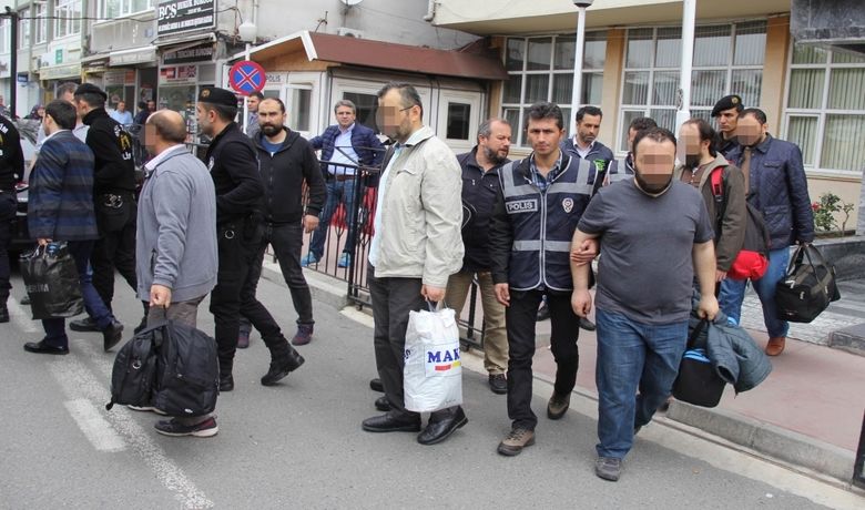 Fetö'nün Emniyet 'Mahrem' İmamı Olduğuİddia Edilen 28 Kişi Adliyede - Samsun'da, FETÖ'nün emniyet 'mahrem imamı' yapılanmasına yönelik 9 gün önce düzenlenen operasyonda gözaltına alınan 28 şüpheli adliyeye sevk edildi.