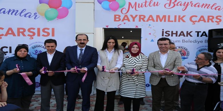 Atakum'da 2 Bin Çocuk/2 Bin Bayramlık - Atakum Belediyesi tarafından 2 bin çocuğa bayramlık kıyafetin verileceği Her Çocuk Bayramlık İster mağazasının açılışı yapıldı
