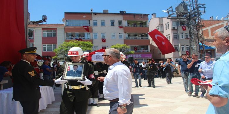 Samsun Şehidini Uğurladı - Bitlisin Tatvan ilçesi Andere mevkisinde hain terör örgütü PKK ile çıkan çatışmada şehit olan Samsunlu Piyade Uzman Çavuş Şuayip Şilepe (23) son yolculuğuna uğurlandı