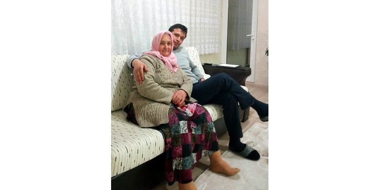 Şehit Annesi Trafik Kazasında Hayatını Kaybetti - Şehit annesi Rahime Aksoy (65), şehit oğlunun adının verildiği caddenin yanındaki ana yolda trafik kazası geçirerek hayatını kaybetti