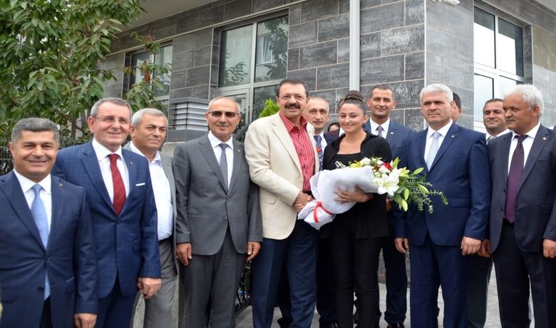 Tobb Başkanı Hisarcıklıoğlu Bafra’da - Türkiye Odalar ve Borsalar Birliği (TOBB) Başkanı M. Rifat Hisarcıklıoğlu, Bafra Ticaret Borsası’nın 25. kuruluş yıl dönümü pastasını kesti.