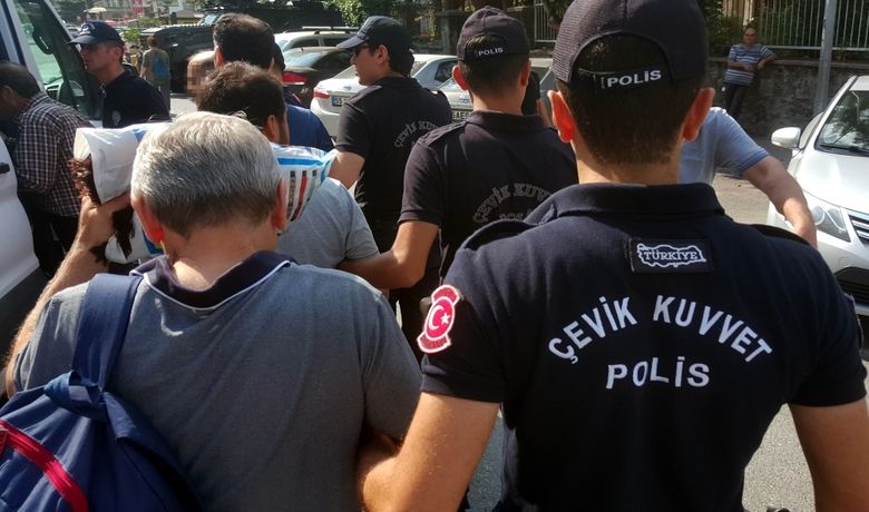Samsun'da “bylock”tan 7 Kişi Tutuklandı - Samsun'da, FETÖ/PDY soruşturması kapsamında örgütün gizli haberleşme ağı olan “ByLock” kullandıkları ileri sürülen 11 kişiden 7'si tutuklanırken, 1 kişi savcı tarafından, 3 kişi de mahkemece adli kontrol şartıyla serbest bırakıldı.