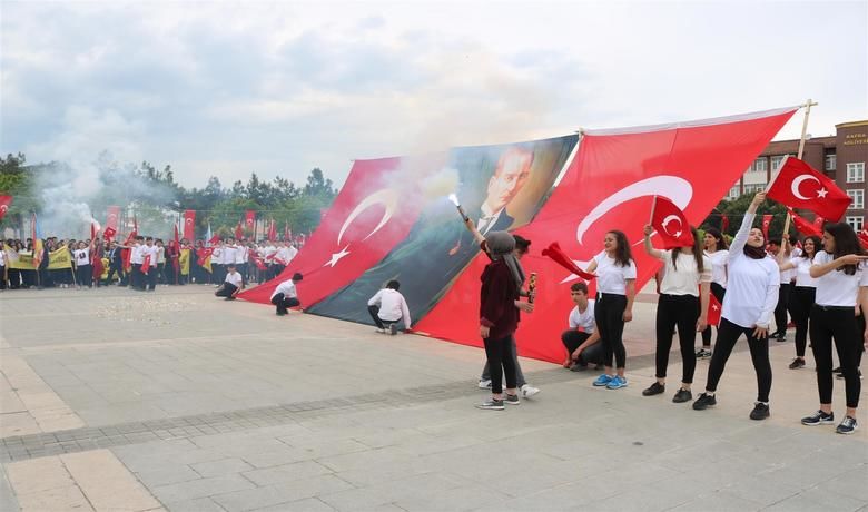 Bafra’da 19 Mayıs’ın 100’üncü Yıl Coşkusu - Gazi Mustafa Kemal Atatürk'ün Kurtuluş Mücadelesinibaşlatmak için silah arkadaşıyla birlikte Bandırma Vapuruyla 19 Mayıs 1919'daSamsun'a ayak basmasının 100'üncü yıl dönümü, Bafra’da görkemli törenlerlekutlandı.