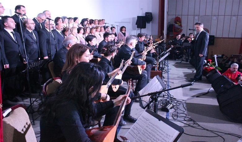 Bafra Musiki Cemiyeti MerhumBaşkanını Konser İle Andı - Bafra Musiki Cemiyeti yılın ilk konserini Bafra Kültür Merkezi’nde Merhum Başkan Namık Anarat İçin düzenledi.
