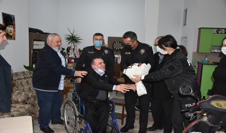 Bafra polisi engellilerin yanında - Samsun Bafra İlçe Emniyet Müdürlüğü ekipleri "3 Aralık Dünya Engelliler Günü" dolayısıyla engelli derneklerini ziyaret ederek çiçek takdim etti.