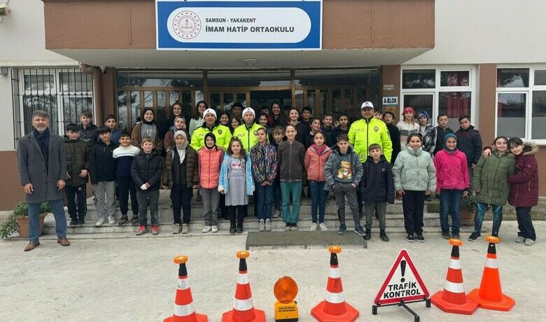 Öğrencilere trafik eğitimi
 - Samsun Yakakent ilçesinde polis ekiplerince öğrencilere trafik eğitimi verildi.