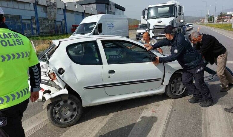 Hasta taşıyan araç otomobile çarptı: 4 yaralı
 - Samsun’da hasta taşıyan panelvan aracın otomobile arkadan çarptığı kazada 4 kişi yakalandı.