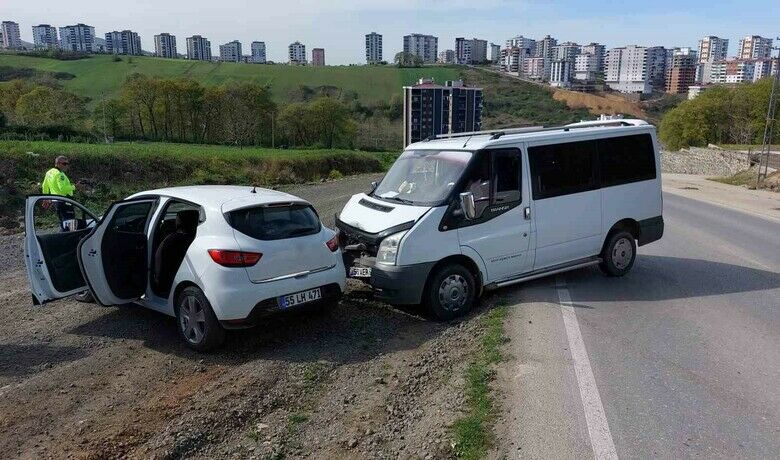 Samsun’da minibüs ile otomobil çarpıştı: 2 yaralı
 - Samsun’da minibüs ile otomobilin çarpıştığı trafik kazasında 2 kişi yaralandı.