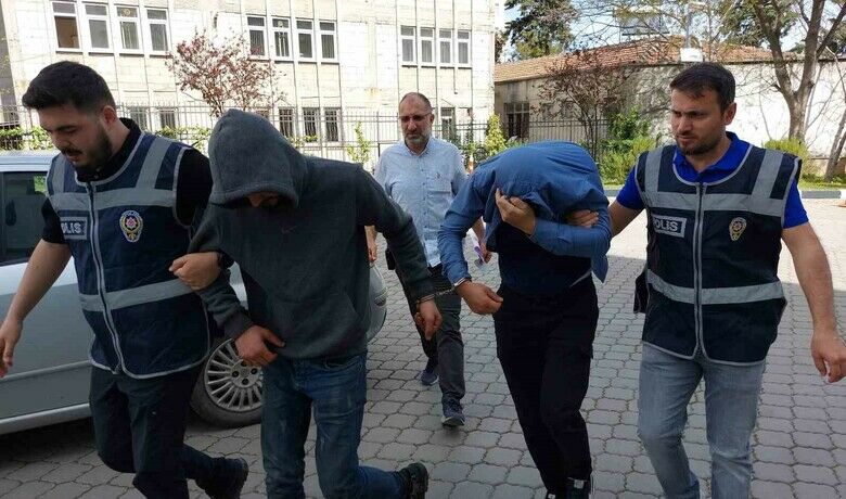 Polis motosiklet hırsızlarınıtaktıkları kask sayesinde yakaladı - Samsun’da polis, motosiklet çalan 2 zanlıyı taktıkları kask sayesinde yakaladı.