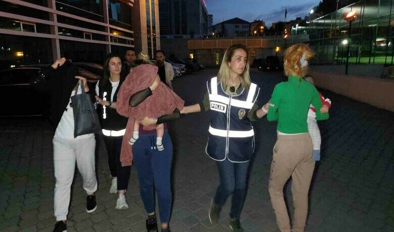Samsun’da evlerden hırsızlıkyapan 3 kadın tutuklandı - Samsun’da evlerden para ve ziynet eşyası hırsızlığıyla ilgili gözaltına alınan 3 kadın, çıkarıldıkları mahkemece tutuklandı.