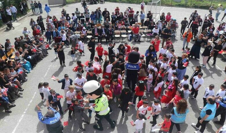 Polisler 23 Nisan’ı çocuklarla kutladı
 - Samsun’da polisler 23 Nisan Ulusal Egemenlik ve Çocuk Bayramı’nı çocuklarla kutladı.